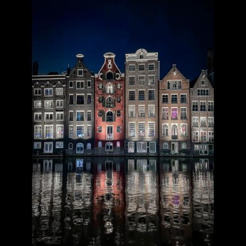005 The-Leaning-Houses-of-Amsterdam